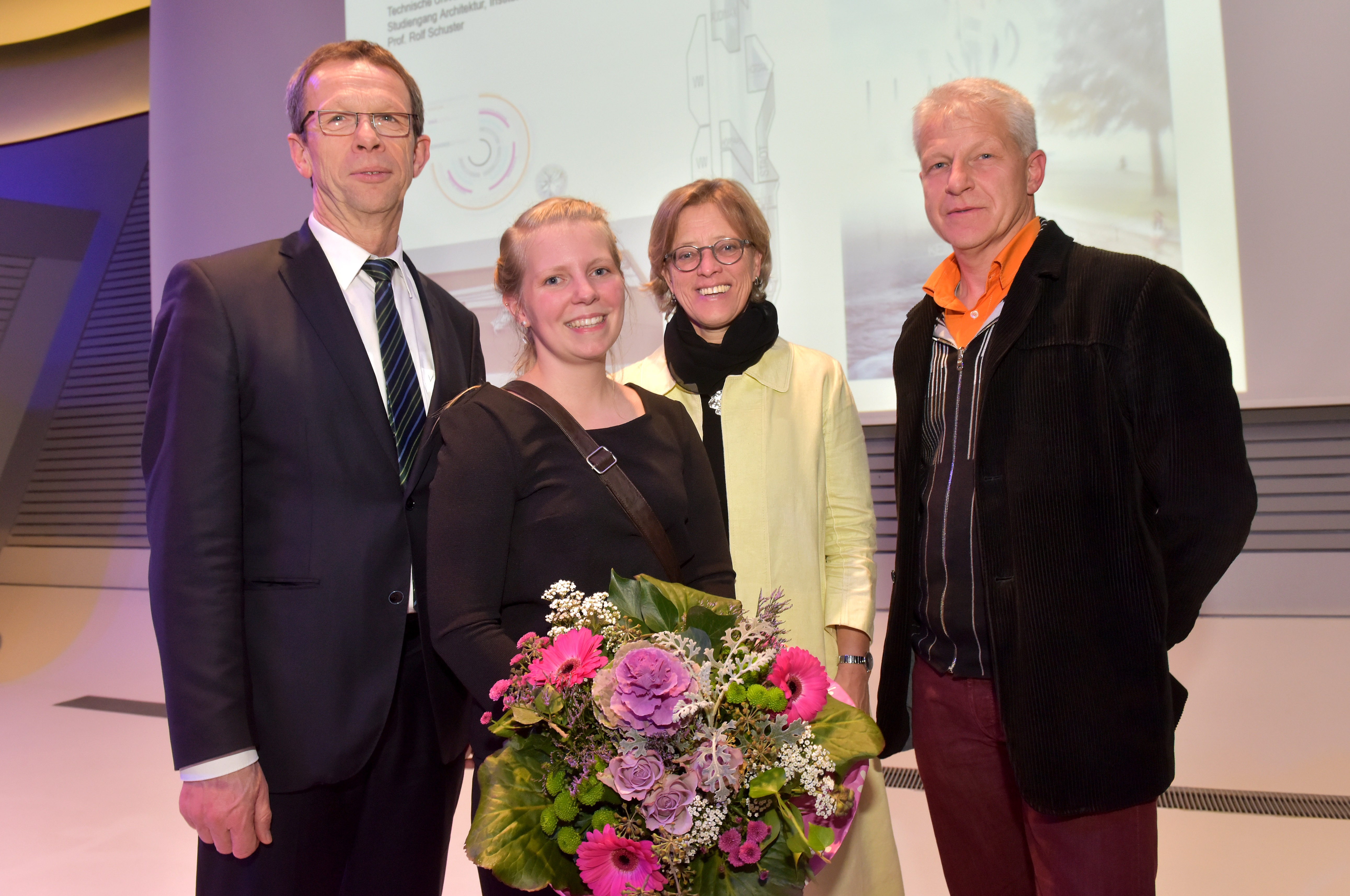 2015: Preisverleihung. Oberbürgermeister Klaus Mohrs, Preisträgerin Nicole Sandt, Stadtbarätin Monika Thomas, Jury Vorsitzender Manuel Scholl