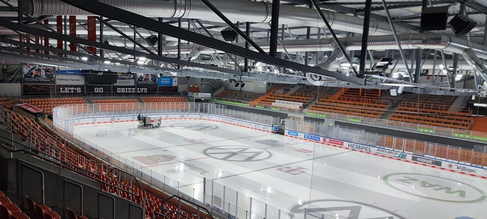 Blick auf die Eisfläche der Eisarena