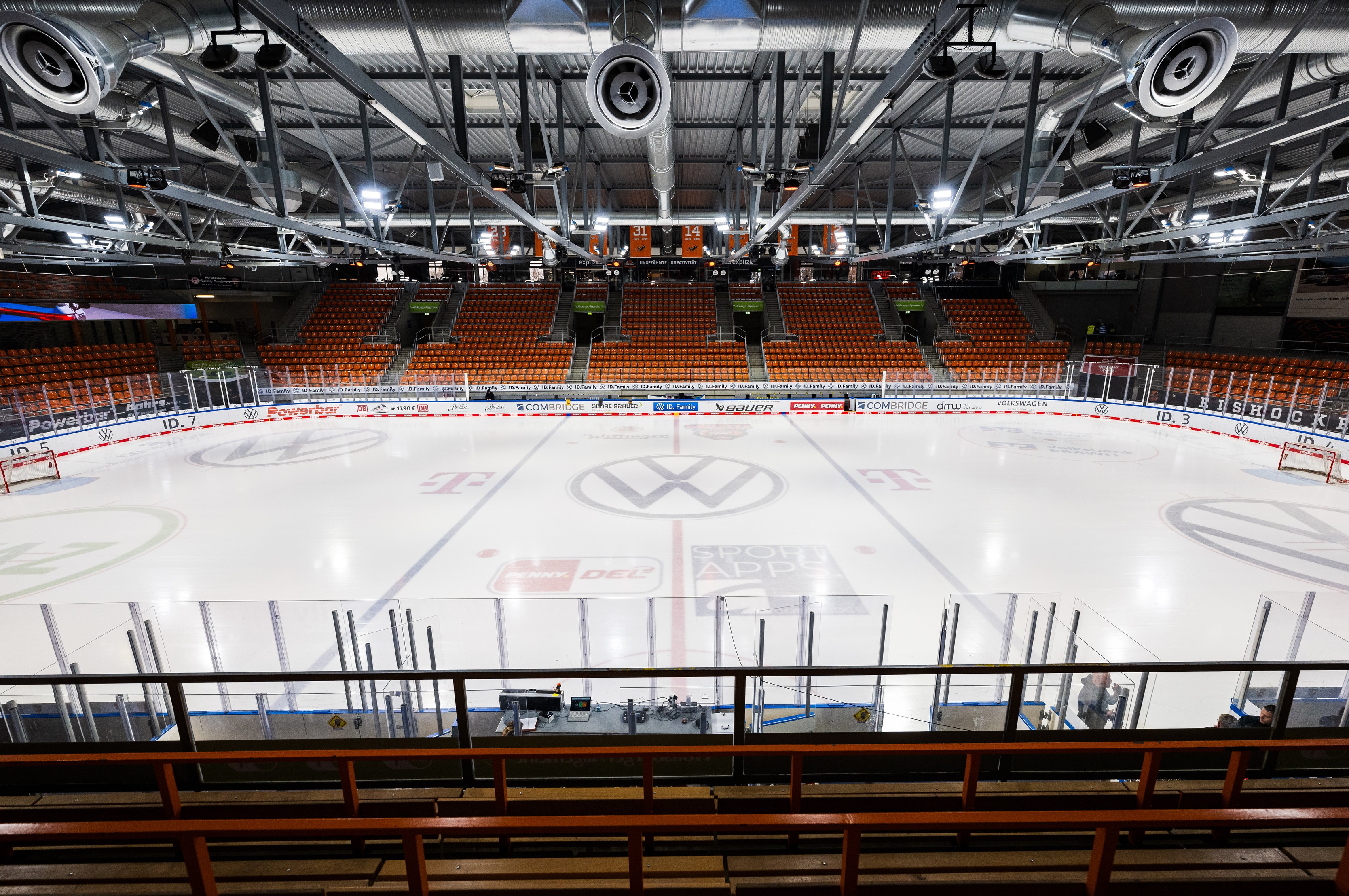Blick auf die Eisfläche der EisArena mit Tribüne