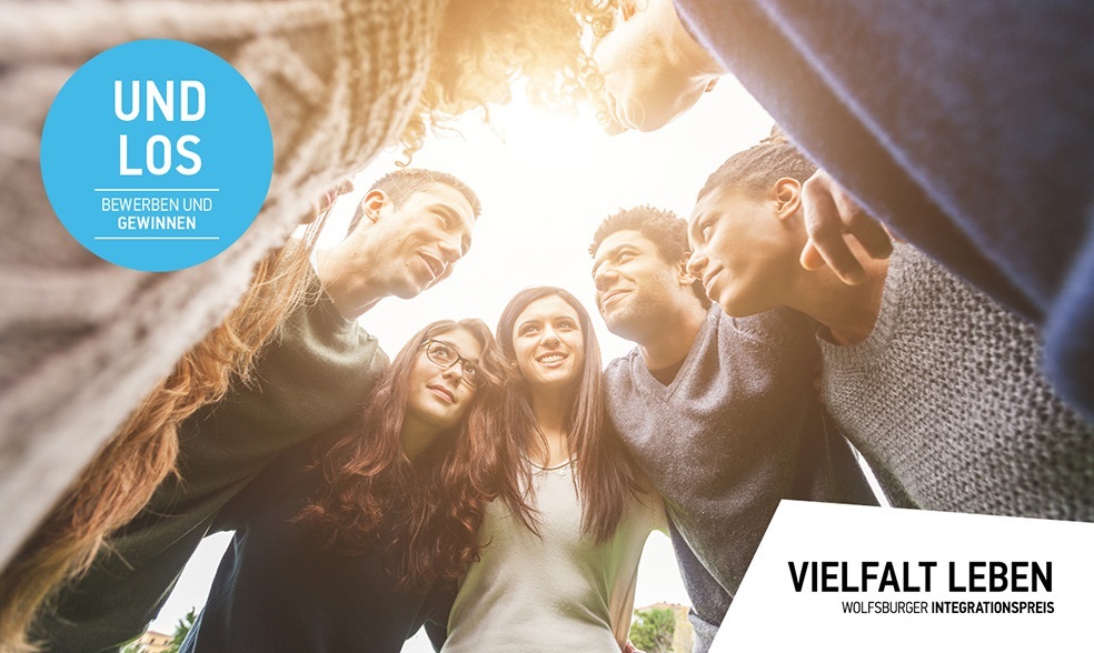 Eine Gruppe Jugendlicher verschiedener Nationalitäten bildet einen Kreis