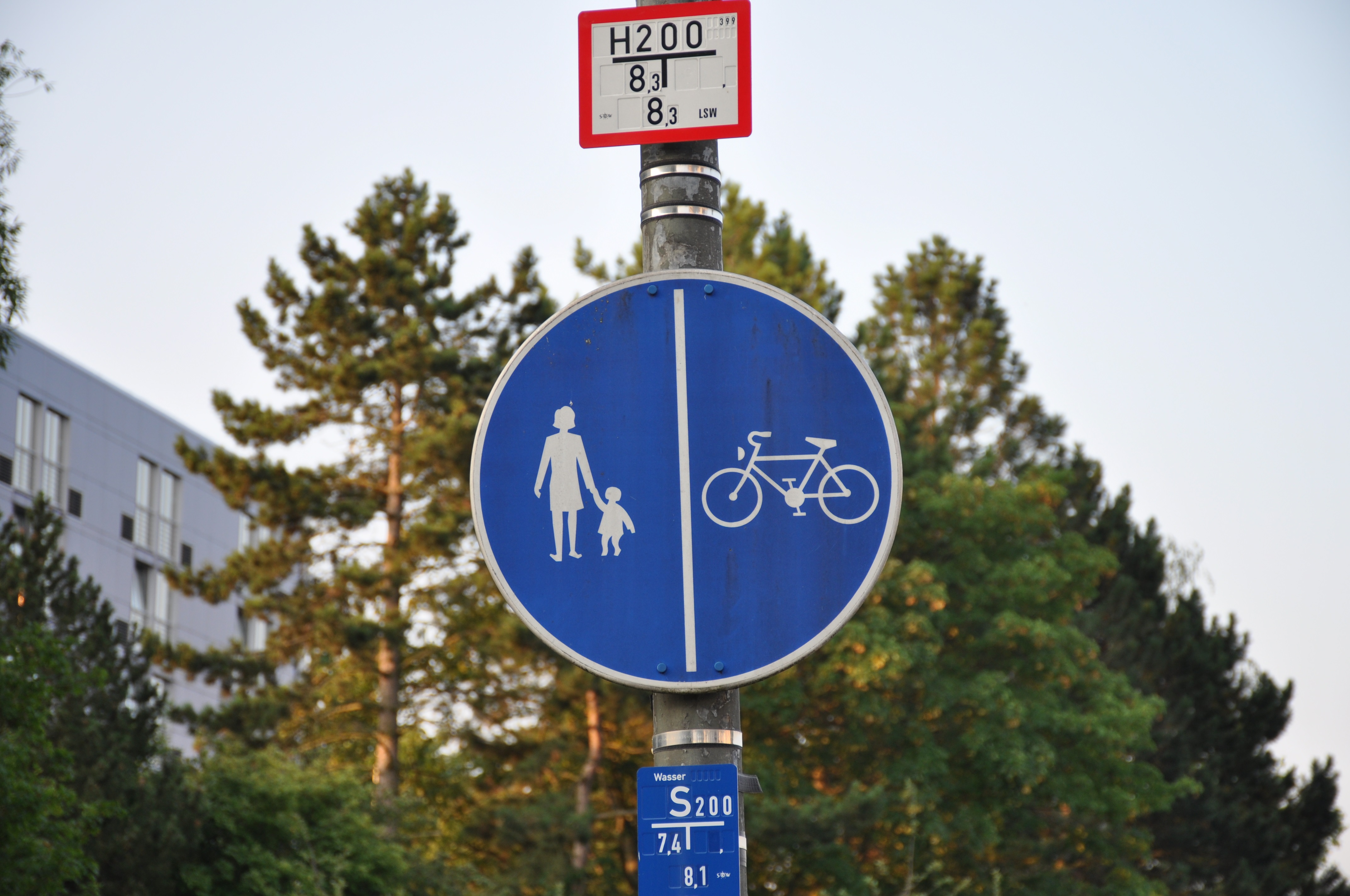 Verkehrsschild Fußgänger und Radfahrer