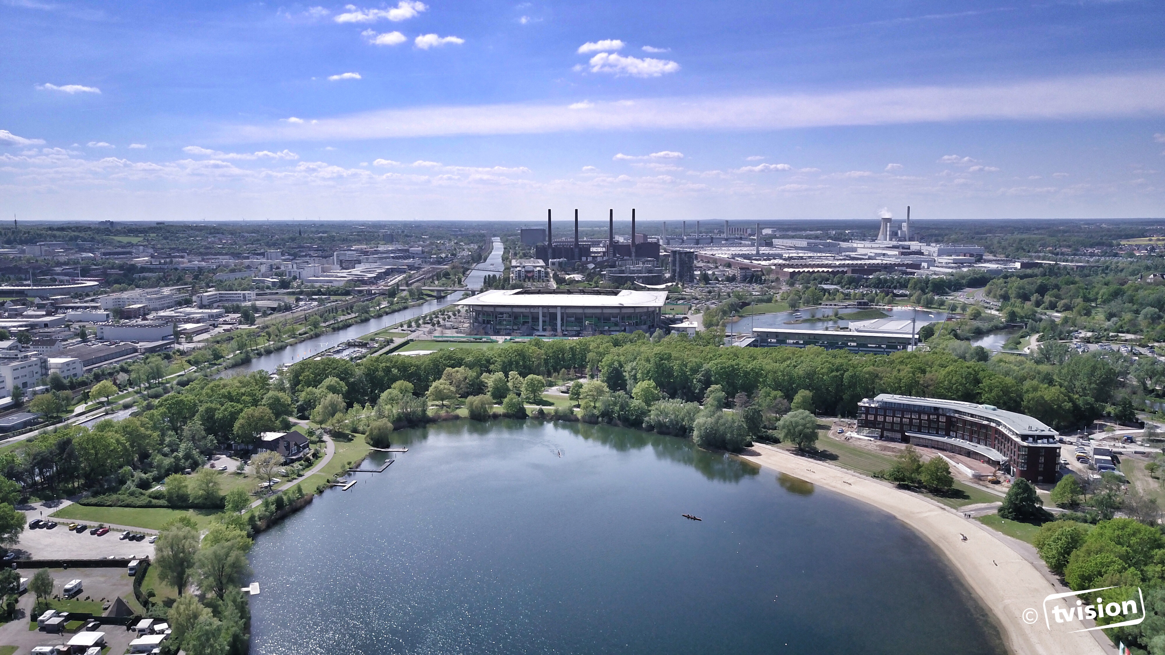 Drohnenaufnahme vom Allersee in Richtung Volkswagenwerk