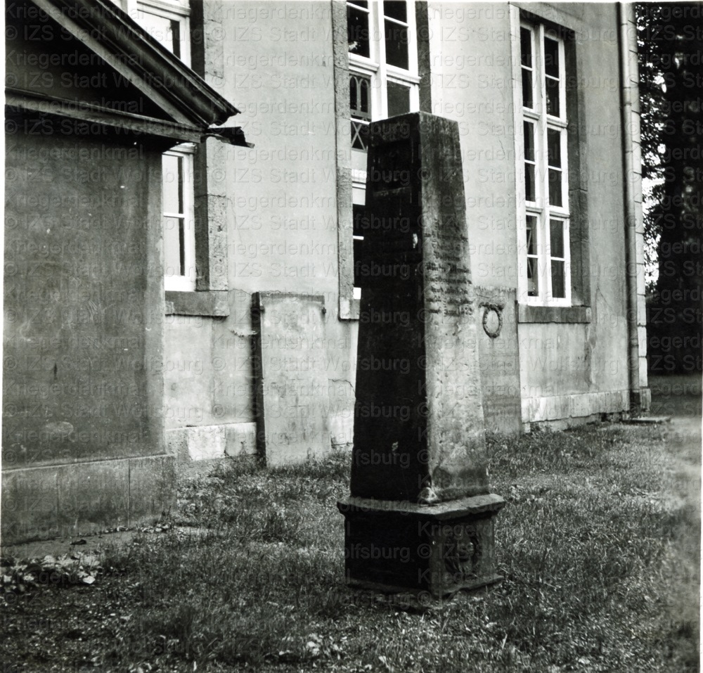 Die Stele für die Gefallenen des Ersten Weltkrieges an der Michaeliskirche; StadtA WOB, HA 10843, Bd. 2