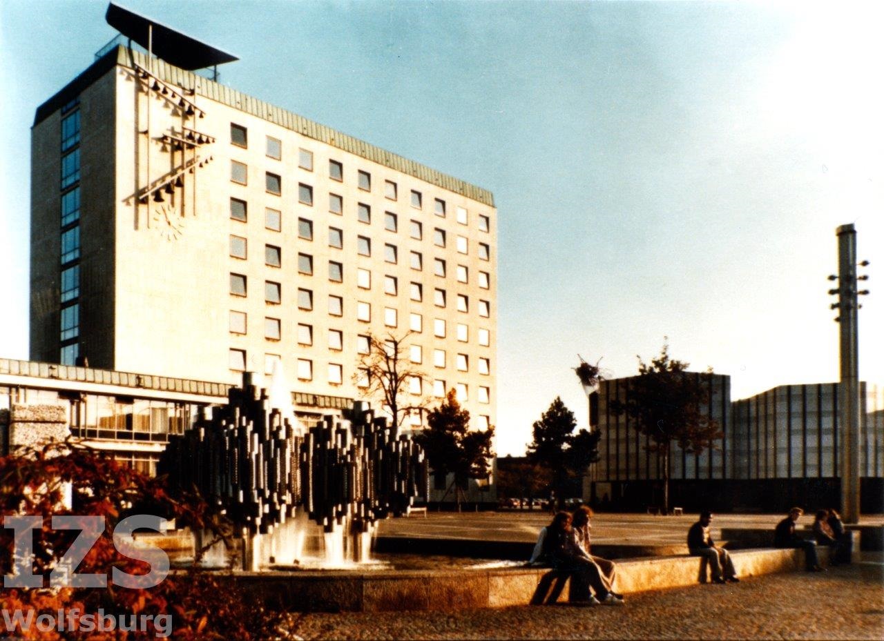 Tube fountain with town hall and Alvar Aalto House of Culture, 1980s; photographer: Heinrich Heidersberger/Institut Heidersberger