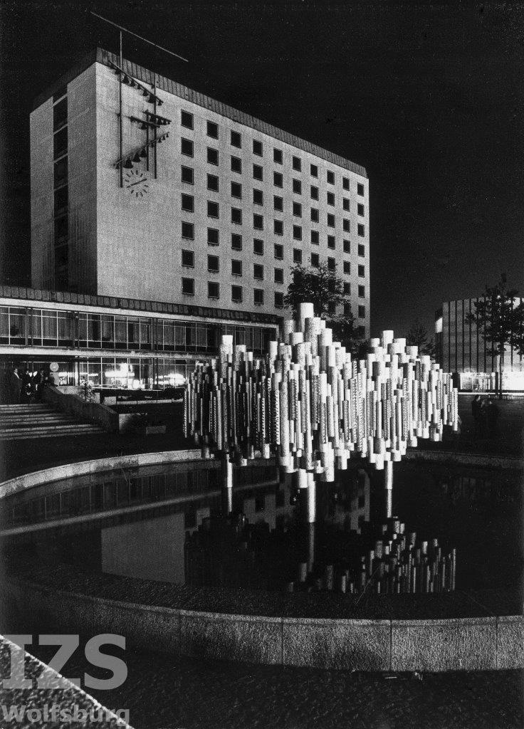Tube fountain at night, 1977; photographer: Klaus Gottschick/IZS