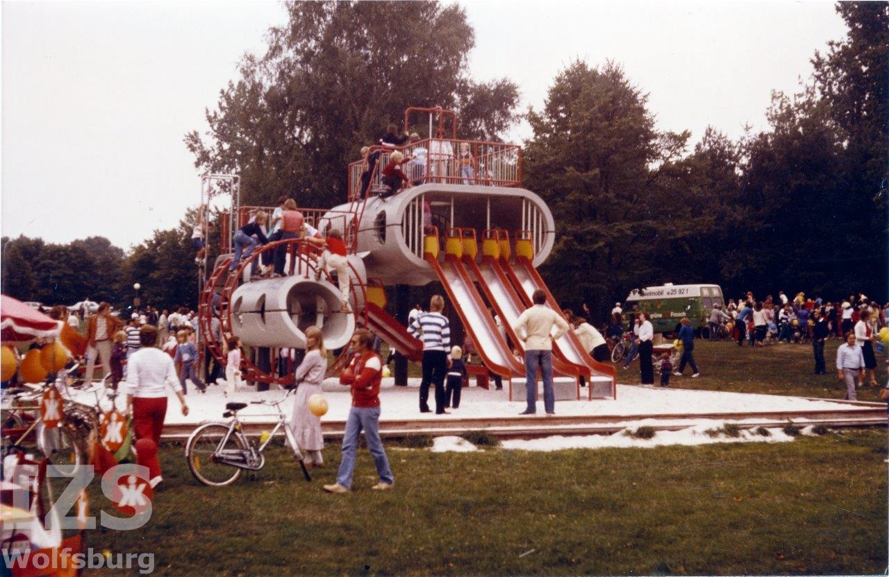 Playground sculpture at Wolfsburg's Schillerteich on the day of the inauguration; photographer unknown/IZS picture collection