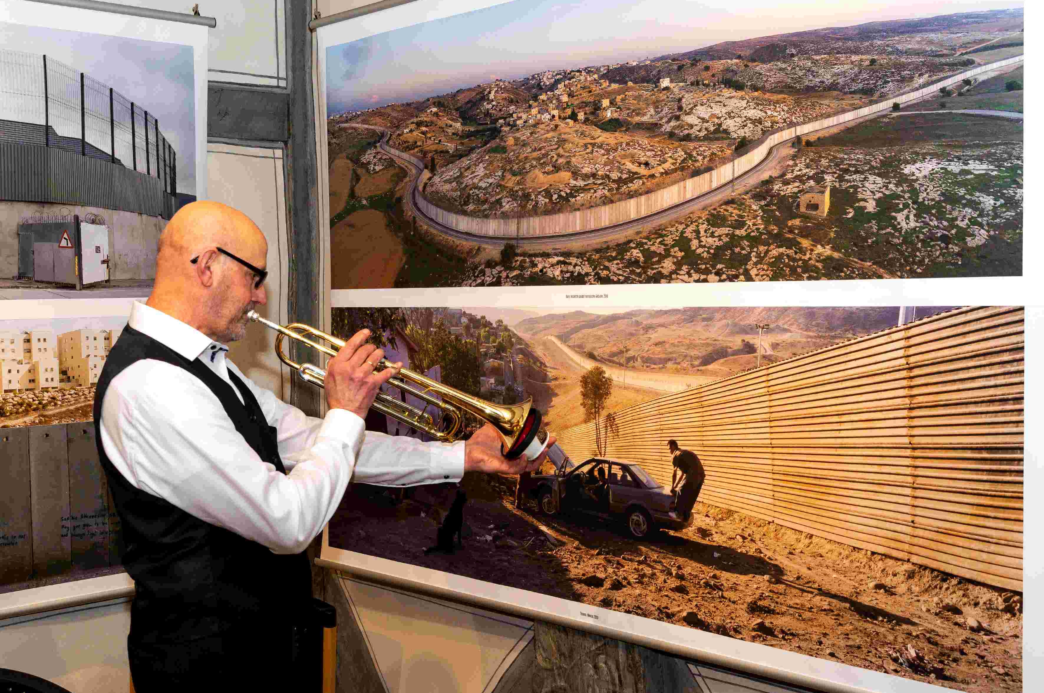 Der Musiker Géza Gál spielt „Mauersongs“ in der Sonderausstellung „CONFRONTIER. Mauern. 1989 – 2019“ im Hoffmann-Museum; Foto: Hoffmann-von-Fallersleben-Museum im M2K, Stadt Wolfsburg