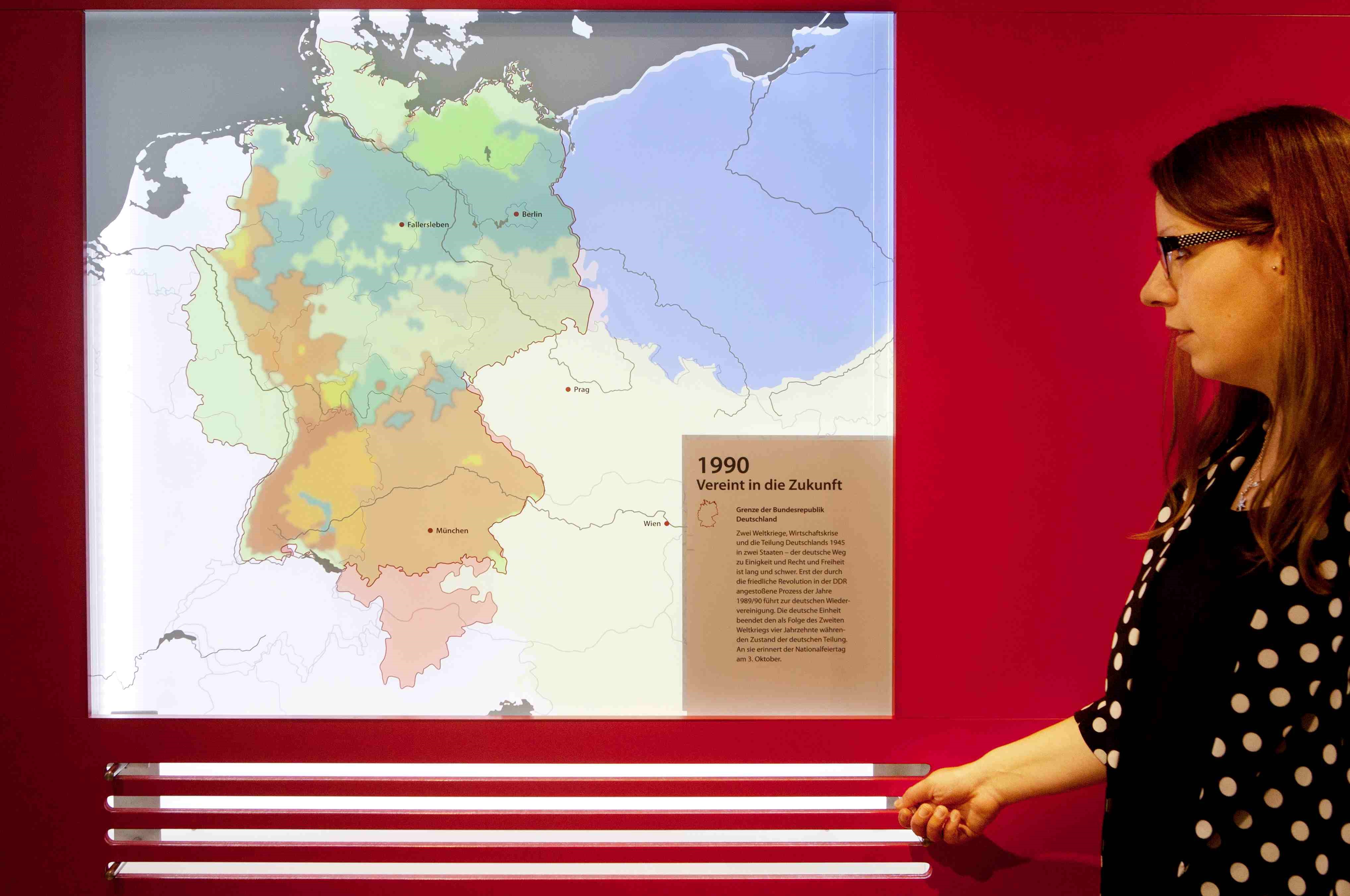 Verschiebbare Landkarten veranschaulichen den Weg vom 19. Jahrhundert bis zur Deutschen Einheit 1990; Foto: Hoffmann-von-Fallersleben-Museum im M2K, Stadt Wolfsburg