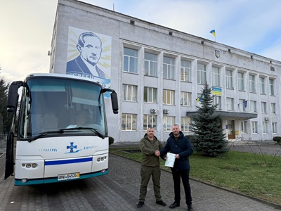 Vasyl Holovachko, Fahrer des Reisebus und Herr Oleh Volsky, Bürgermeister der Stadt Schwokwa vor dem Rathaus der ukrainischen Stadt  Vasyl Holovachko, Fahrer des Reisebus und Herr Oleh Volsky, Bürgermeister der Stadt Schwokwa vor dem Rathaus der ukrainischen Stadt