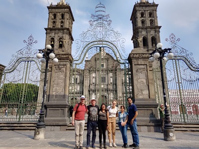 Das Team vor der Kathedrale